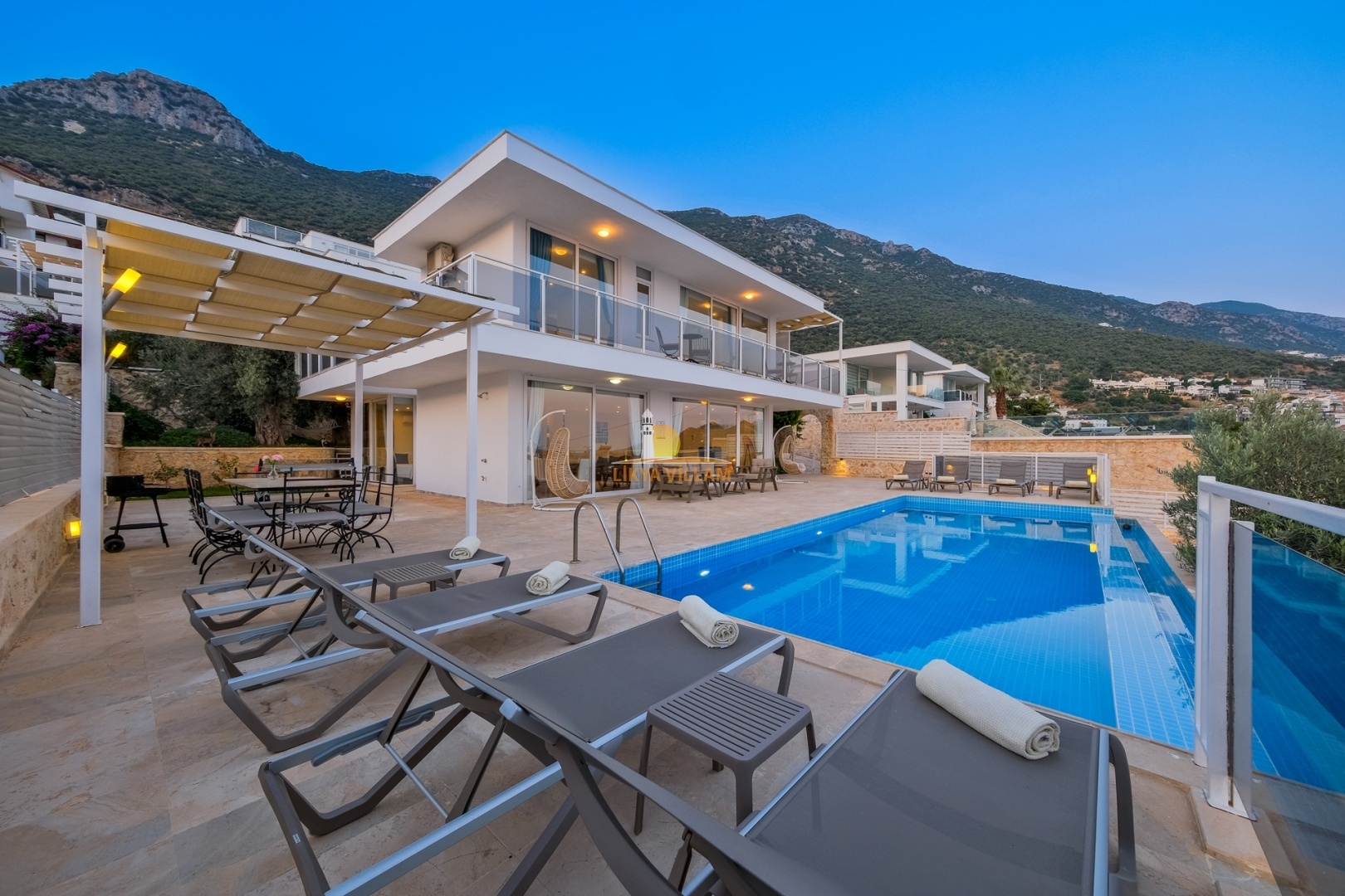 Villa in Kalkan mit Meerblick, beheizter privater Pool, 4 Schlafzimmer, 4 Bäder, Whirlpool, 2 Etagen