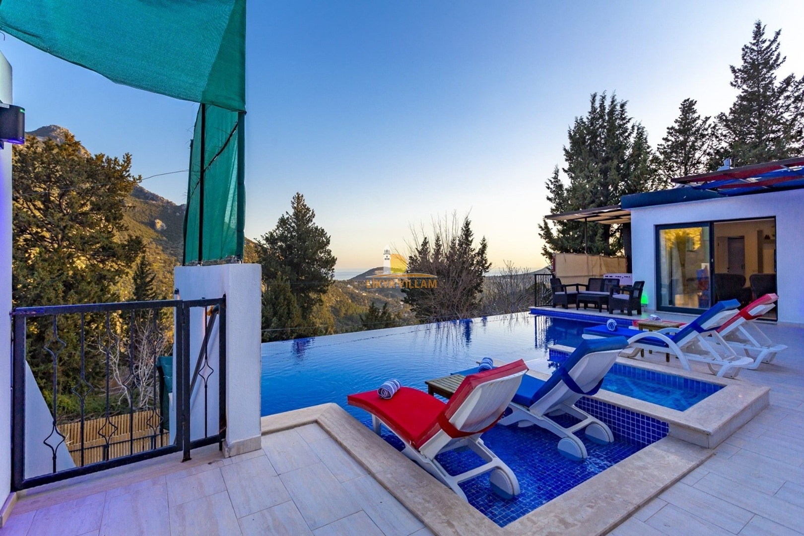Villa oberhalb Kalkan mit Bergblick, privater Pool, 2 Schlafzimmer, 2 Bäder, Whirlpool, Garten