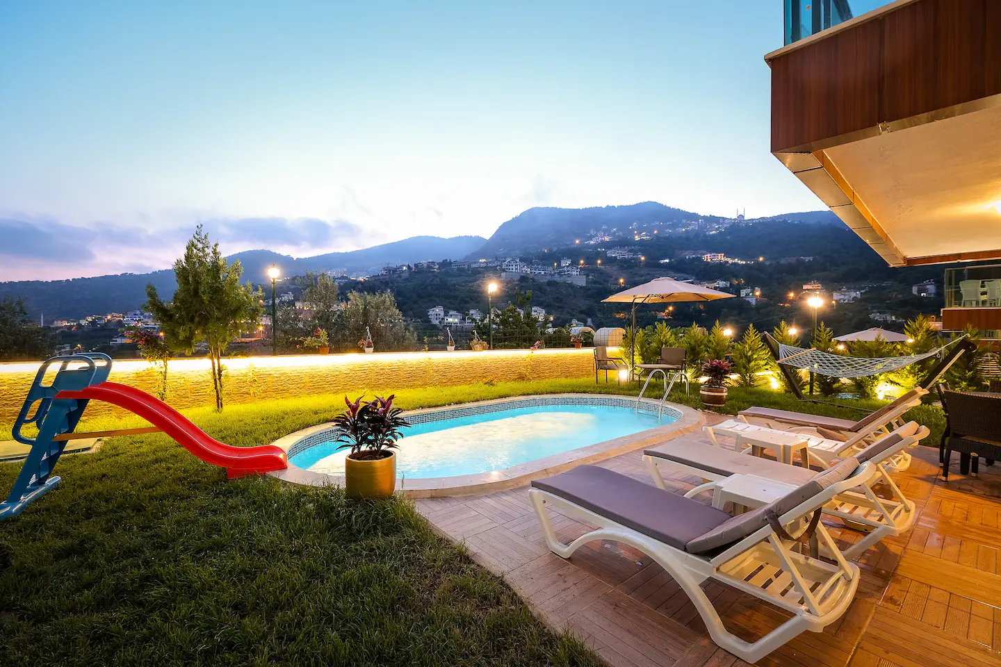 Villa 280qm in Alanya mit Meerblick, beheizter privater Pool, 5 Schlafzimmer, 4 Bäder, 4 Etagen