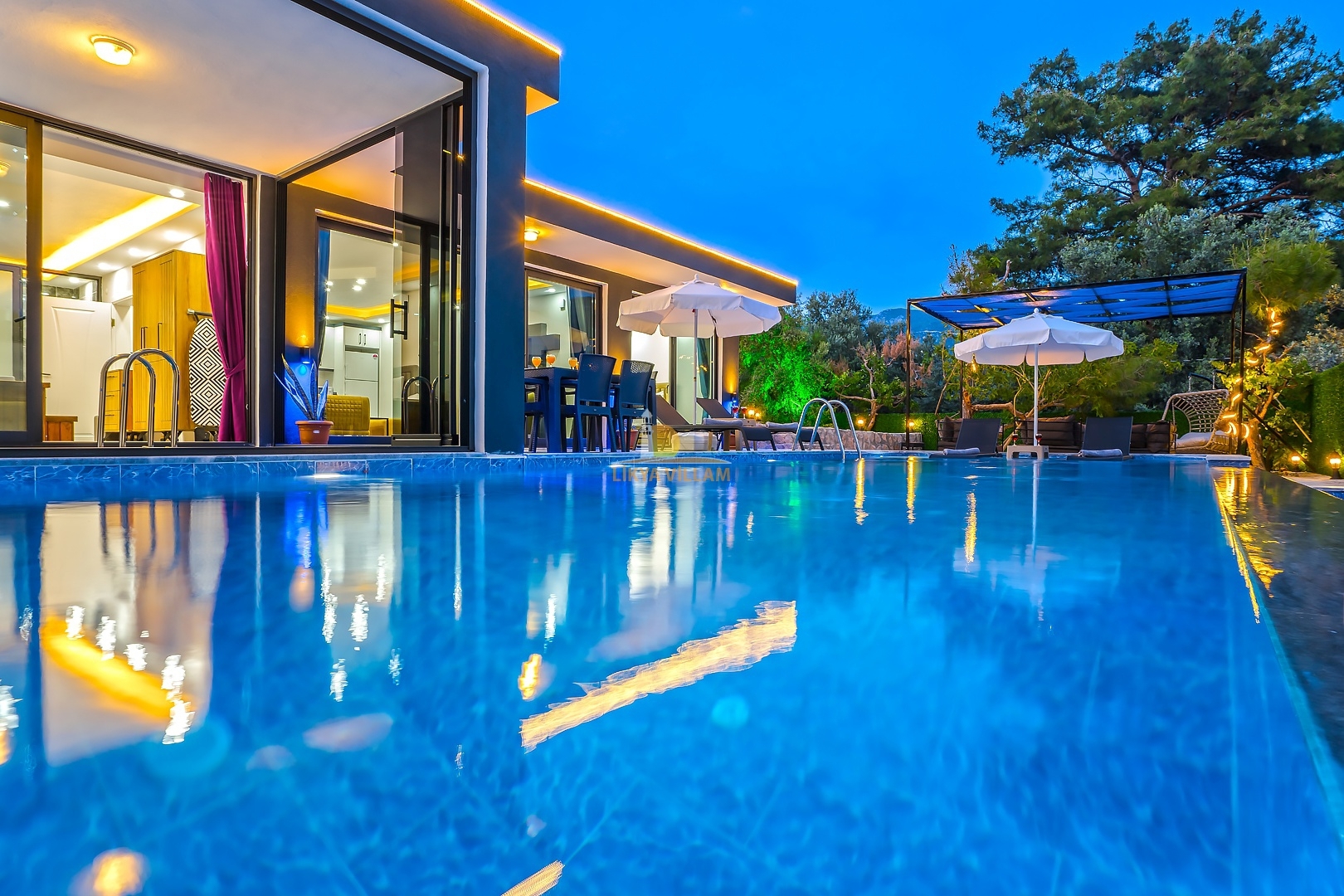Villa in Kalkan mit Bergblick , privater Pool, 2 Schlafzimmer, 2 Bäder, Innenpool, Whirlpool