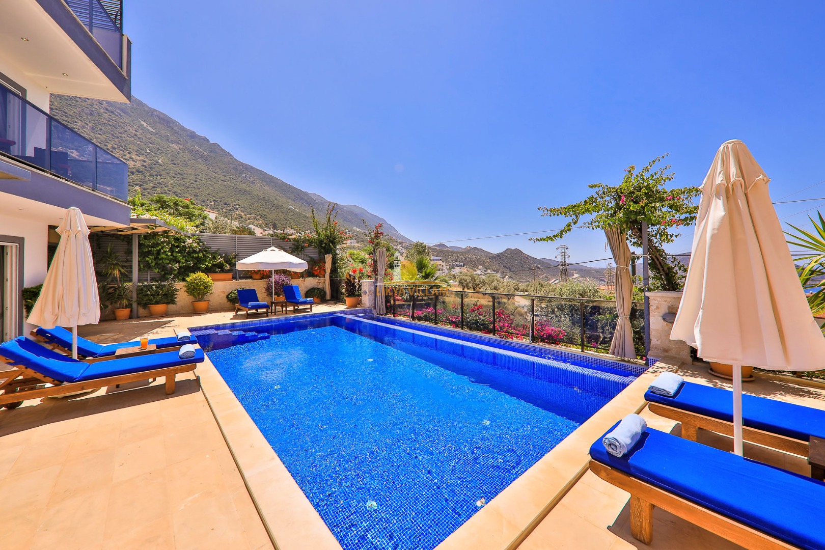 Villa in Kalkan mit Meerblick , privater Pool, 3 Schlafzimmer, 3 Bäder, Whirlpool, 3 Etagen, zentral