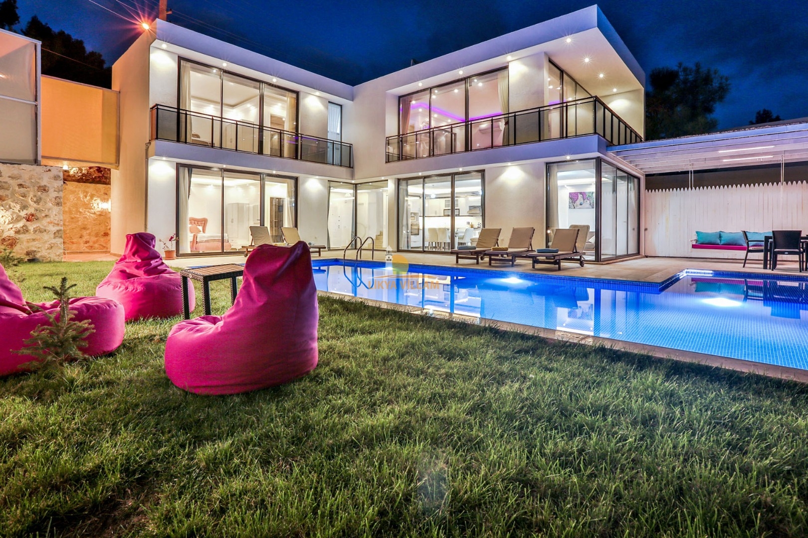 Villa in Kalkan mit Bergblick, privater Pool, 3 Schlafzimmer, 3 Bäder, Whirlpool , Garten, 2 Etagen