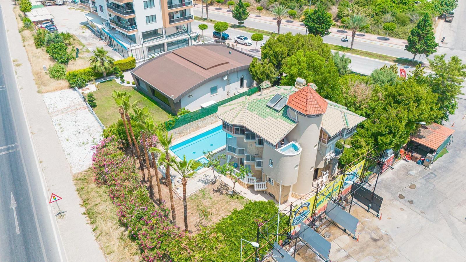 Villa 390qm in Alanya, direkt am Meer, privater Pool, 5 Schlafzimmer, 4 Bäder, Garten, 3 Etagen, 10 Personen