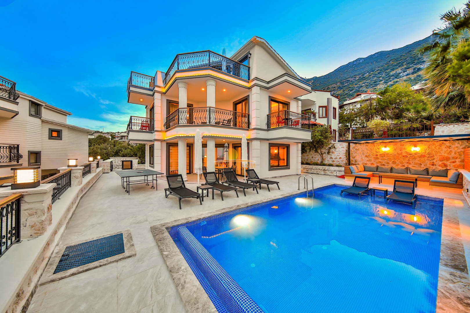 Villa in Kalkan mit Meerblick, beheizter Pool, 3 Schlafzimmer, 4 Bäder, Whirlpool, zentral, 3 Etagen