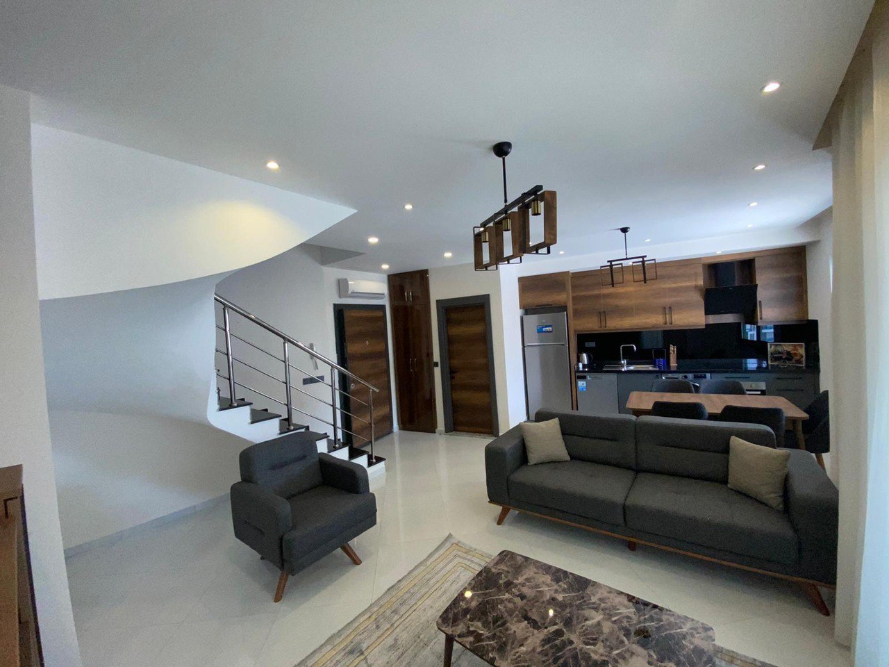 Wohnung 140qm in Alanya, 2 Schlafzimmer, 2 Bäder, Bergblick, 2 Etagen, 500 Meter zum Meer