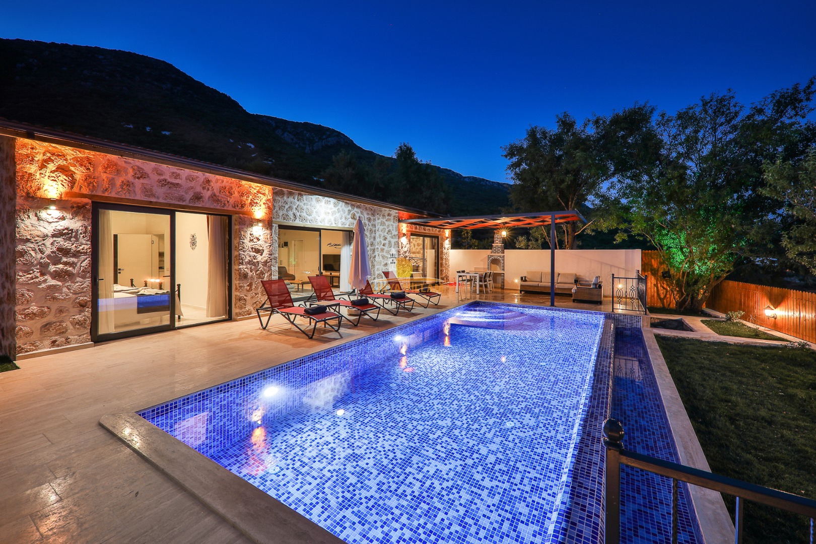 Villa oberhalb Kalkan, privater Pool, Bergblick, 2 Schlafzimmer, 2 Bäder, Whirlpool, Garten