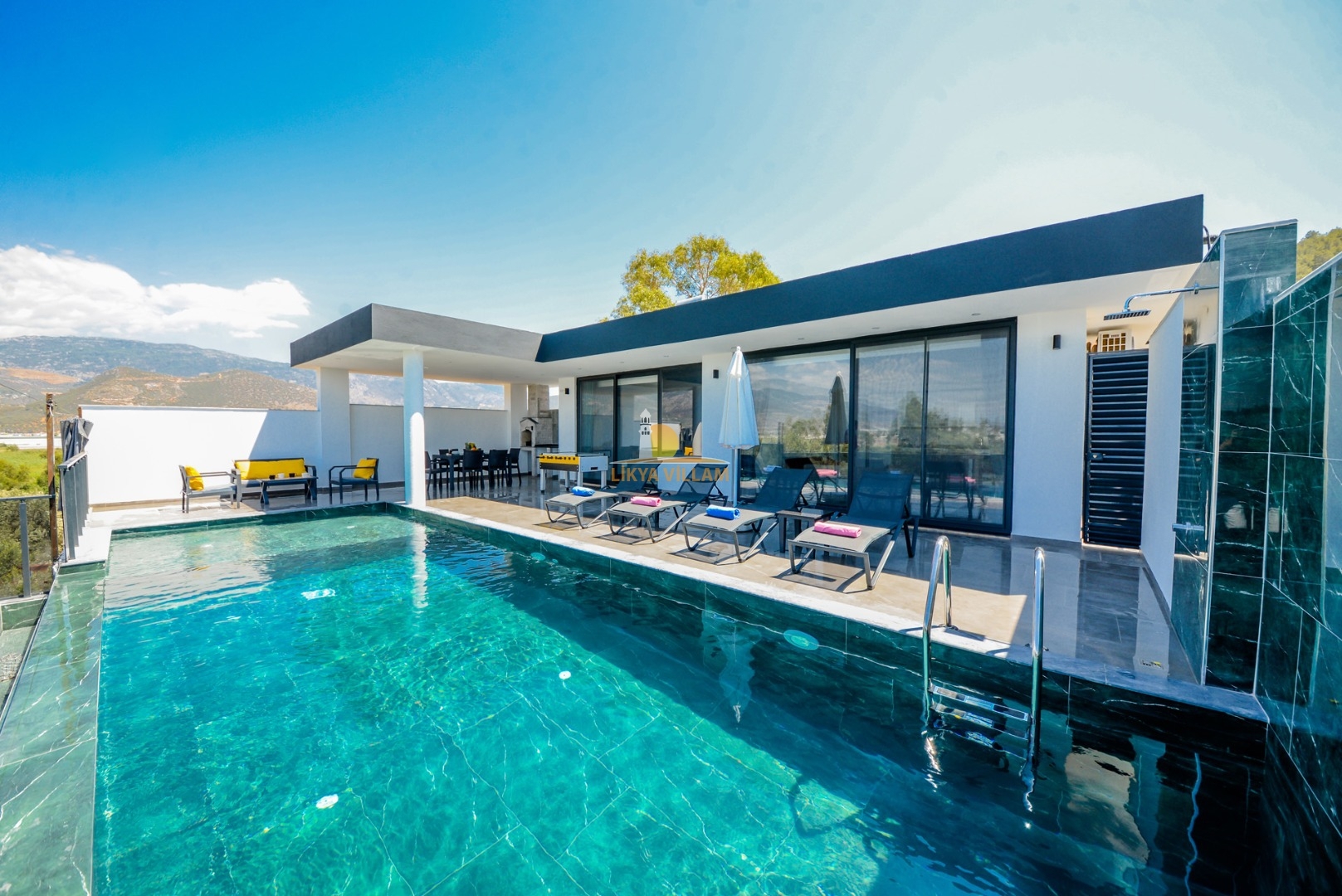 Villa oberhalb Kalkan mit Bergblick, privater Pool, 2 Schlafzimmer, 2 Bäder, 2 Whirlpools, zentral