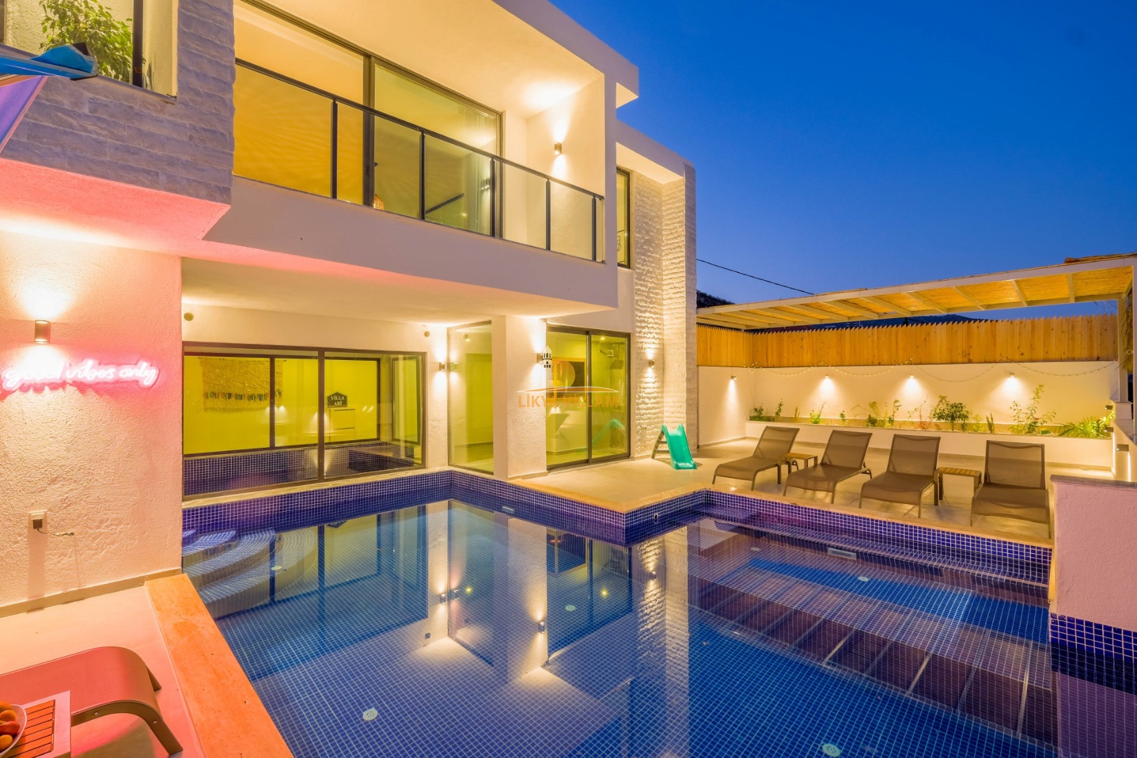 Villa in Kalkan mit Meerblick, privater Pool, 3 Schlafzimmer, 3 Bäder, Whirlpool, Sauna, 2 Etagen