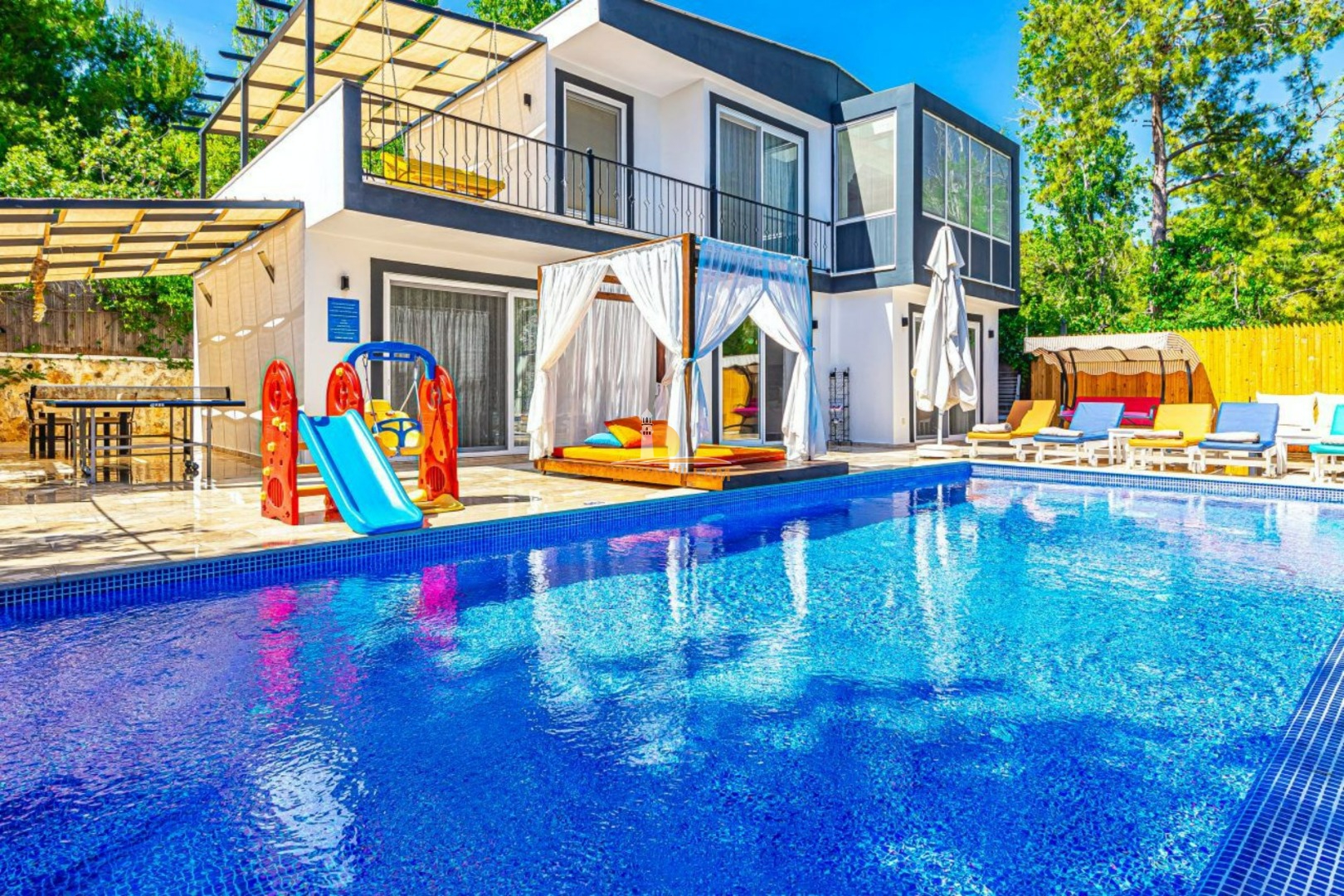 Villa oberhalb Kalkan mit Bergblick, privater Pool, 3 Schlafzimmer, 3 Bäder, Whirlpool, Garten, 2 Etagen