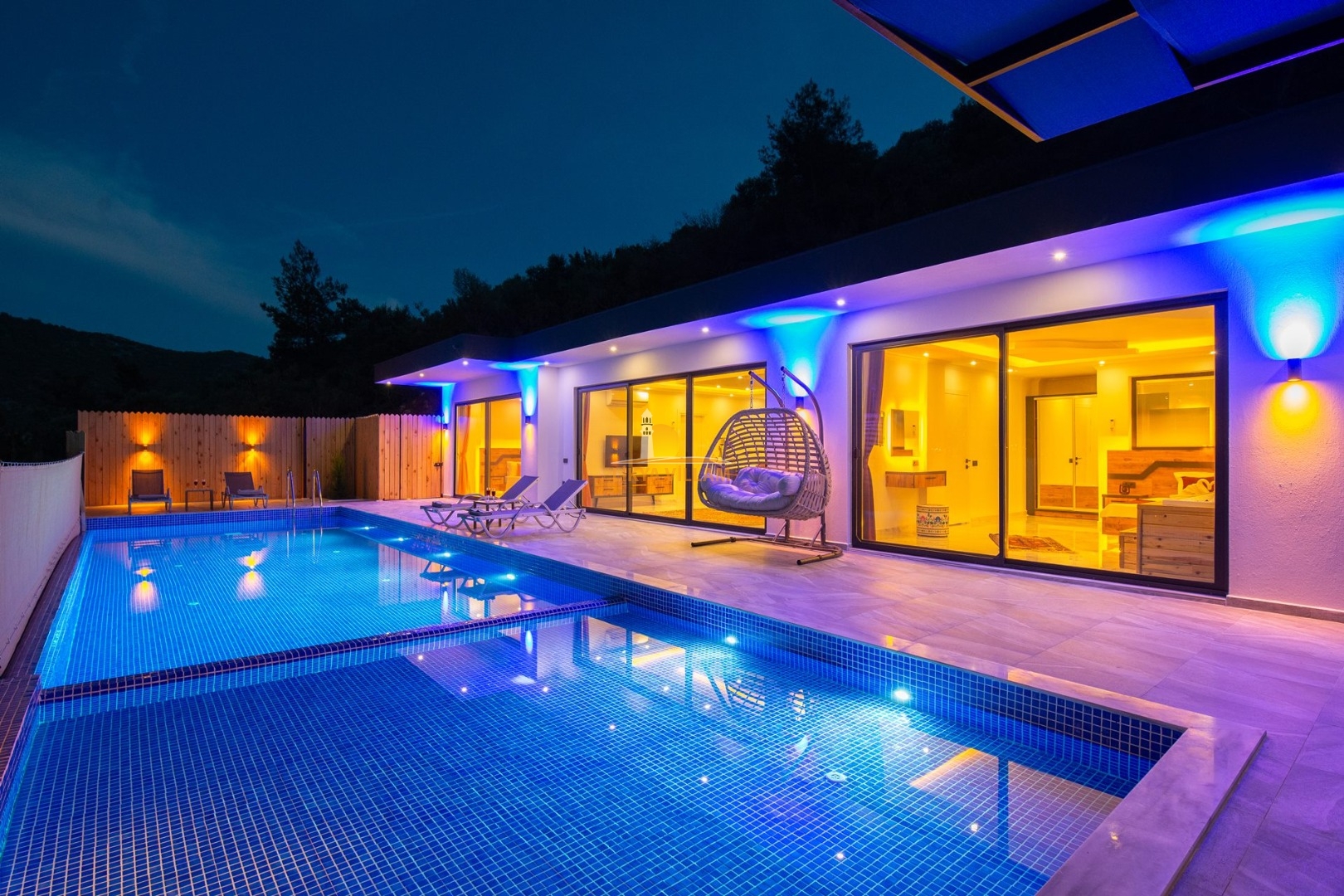 Villa oberhalb Kalkan mit Bergblick, privater Pool, 2 Schlafzimmer, 2 Bäder, Whirlpool, grosser Garten, 5 Personen