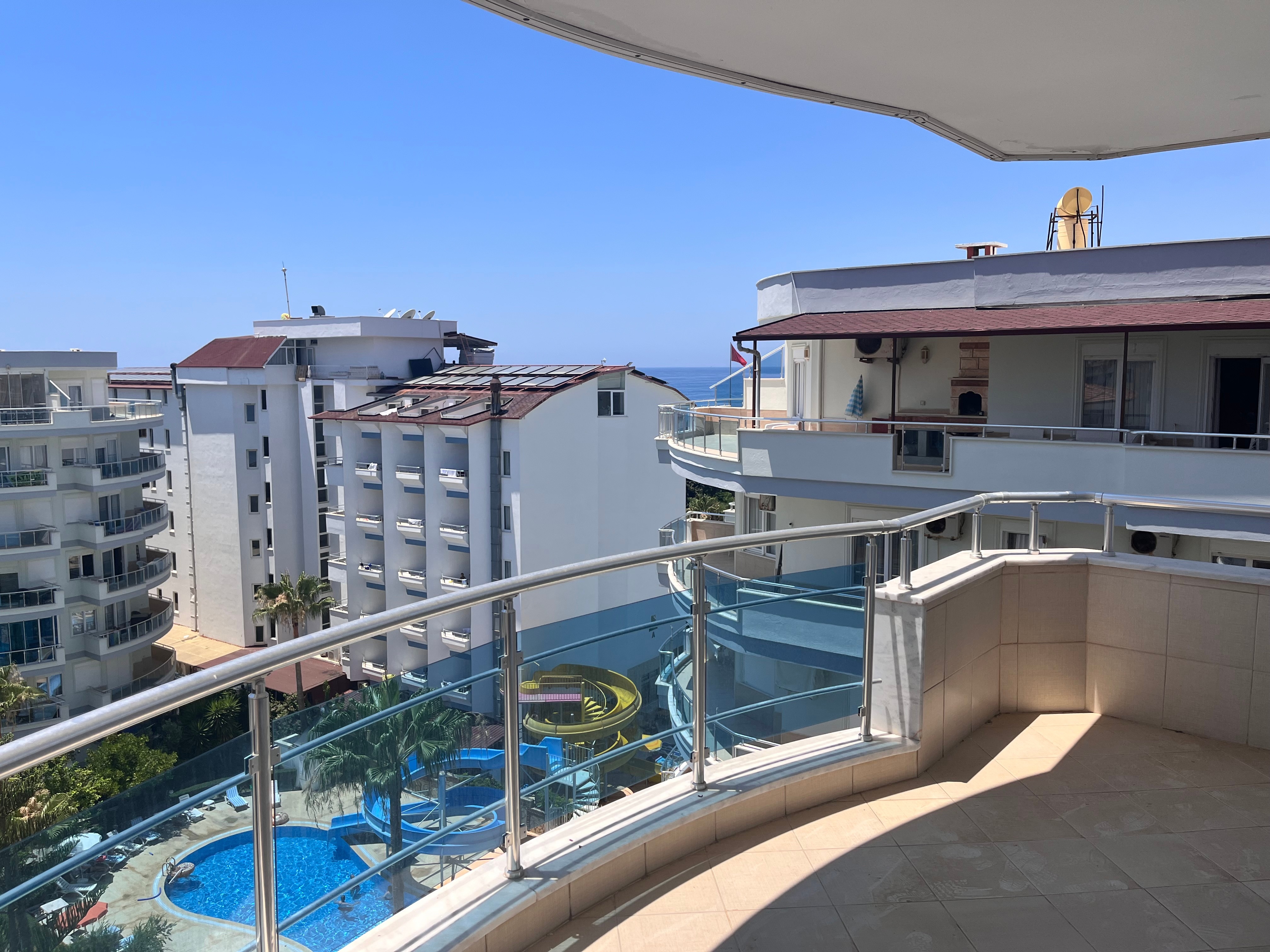 Wohnung 125qm in Alanya, teilweise Meerblick, 2 Schlafzimmer, 2 Bäder, Pool, direkt am Meer