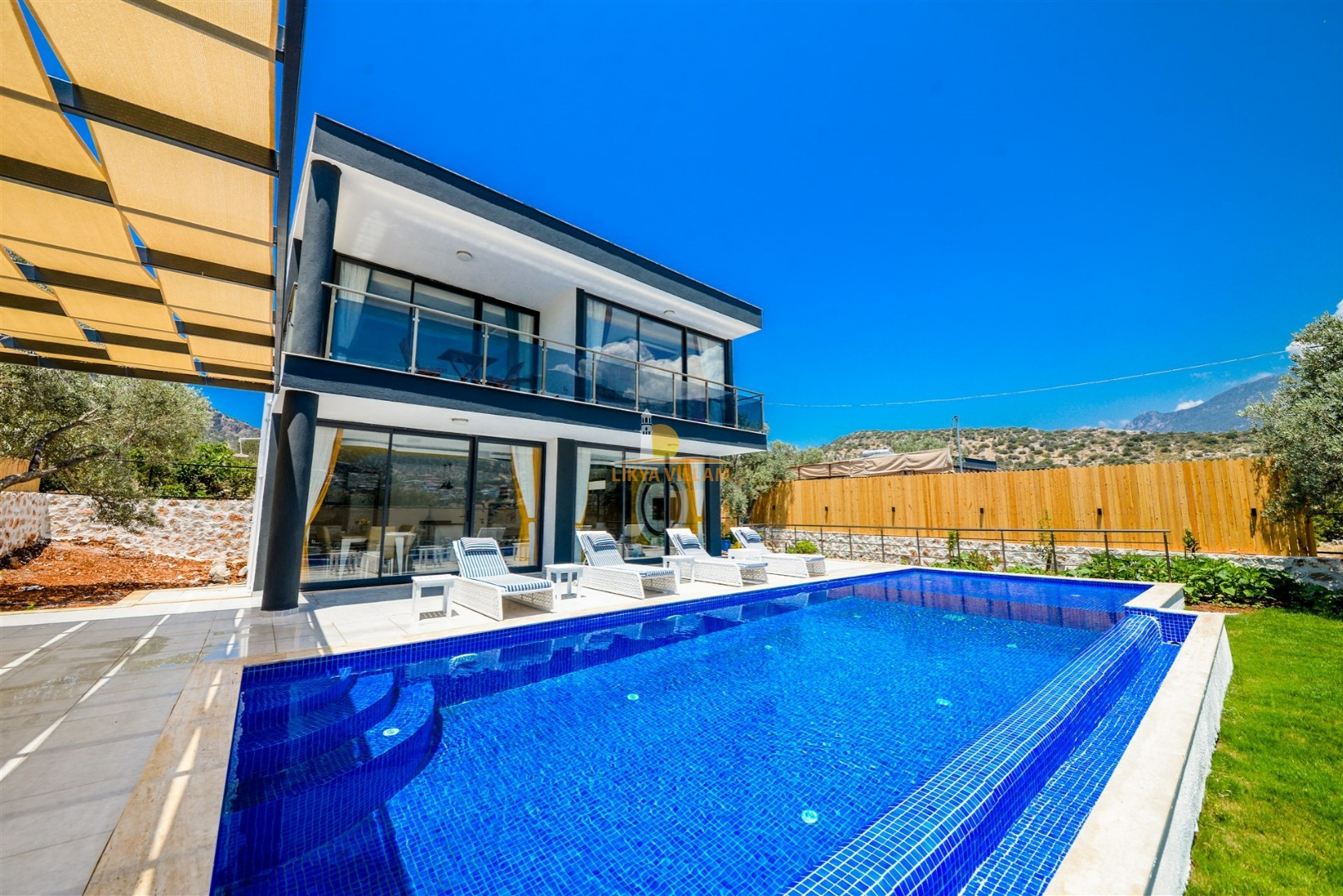 Villa oberhalb Kalkan mit Bergblick, privater Pool, 2 Schlafzimmer, 2 Bäder, Whirlpool, Garten, 2 Etagen