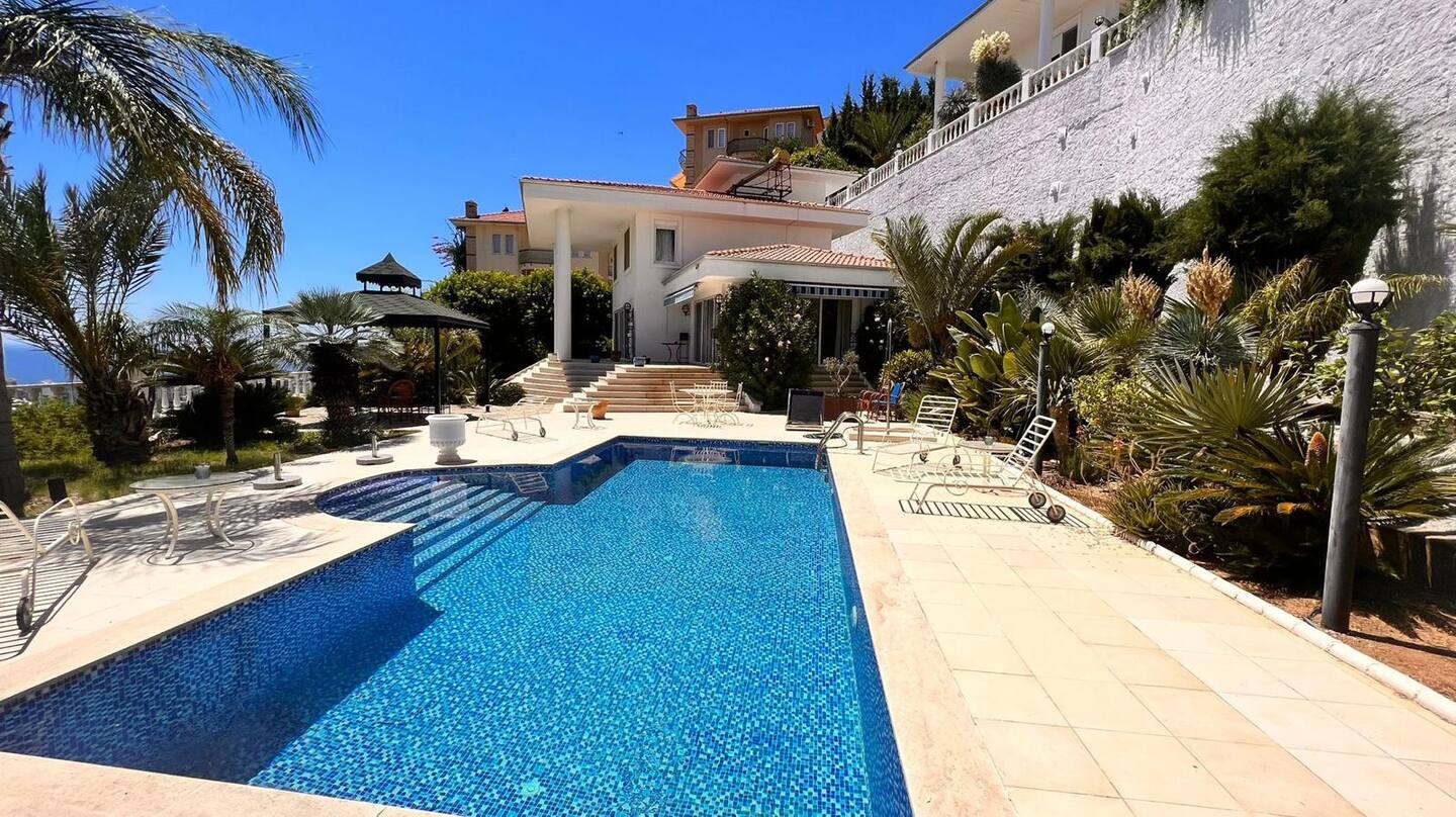 Villa in Alanya-Gold City, Meerblick, privater Pool, 3 Schlafzimmer, 3 Bäder, 3 Etagen