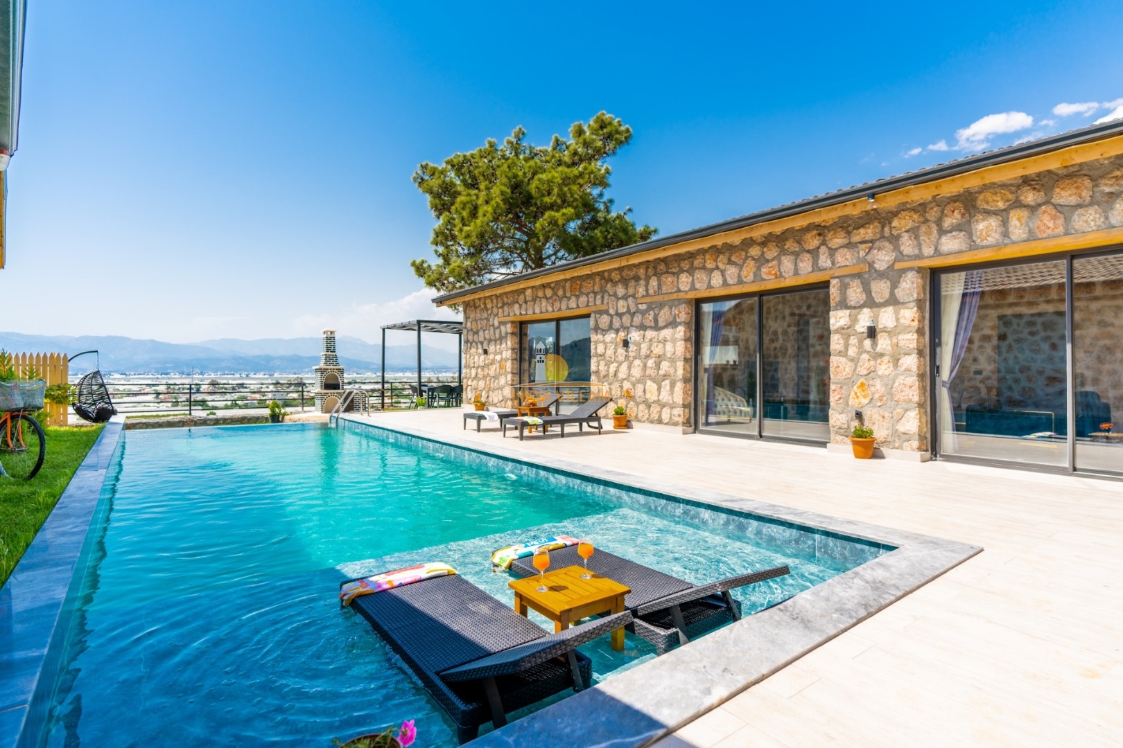 Villa oberhalb Kalkan, privater Pool, Bergblick, 2 Schlafzimmer, 2 Bäder, Whirlpool, Garten