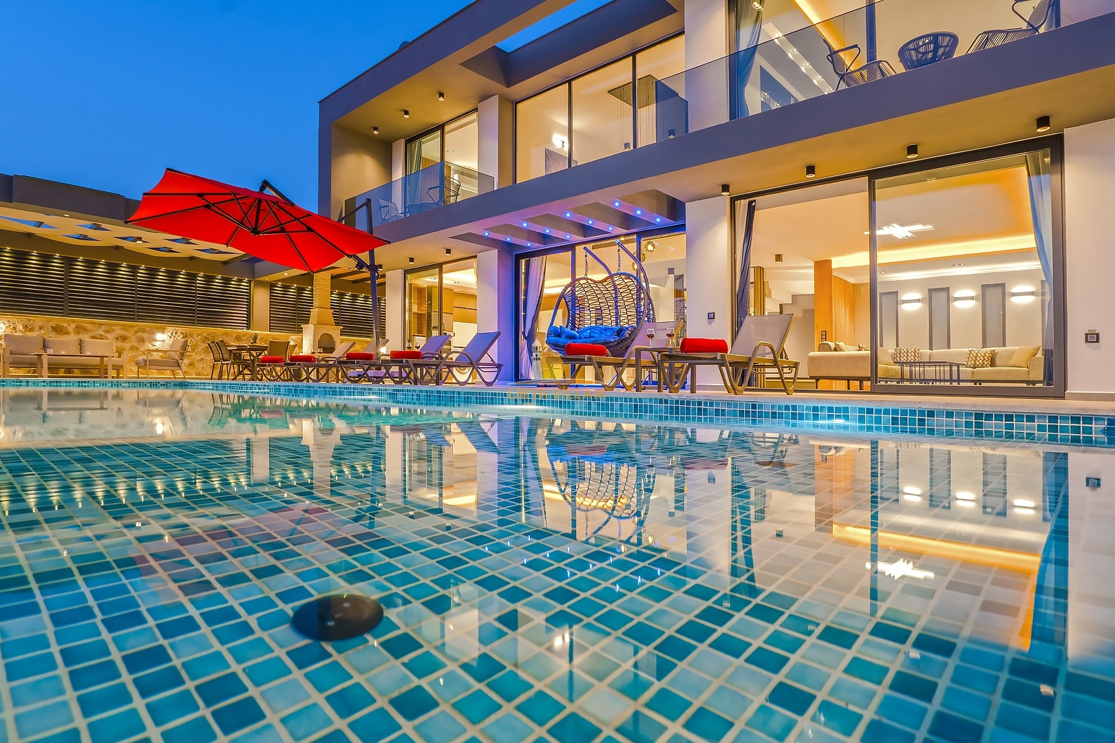 Villa in Kalkan mit Bergblick, privater Pool, 3 Schlafzimmer, 3 Bäder, Innenpool, Whirlpool, Sauna, Hamam, zentral, 3 Etagen
